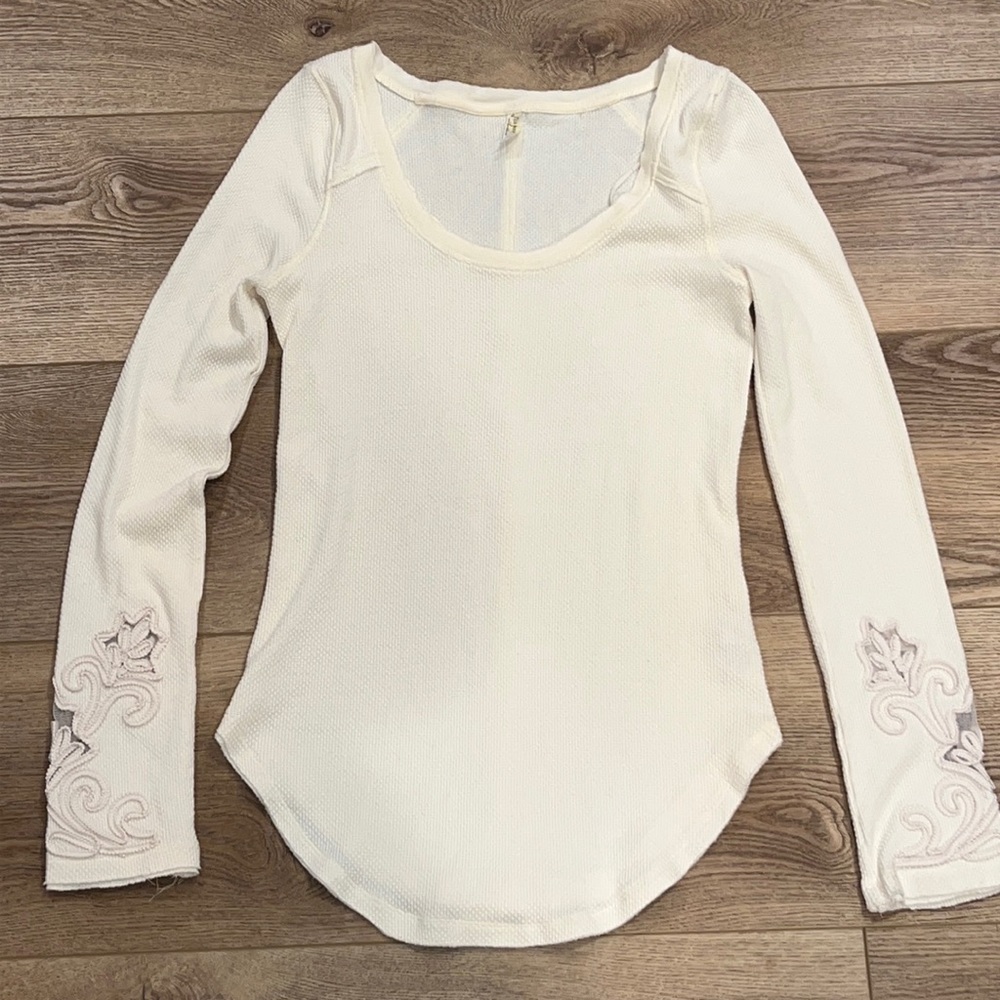 FREE PEOPLE Soft Waffle Knit/Thermal Top w/beautiful detailed sleeves small